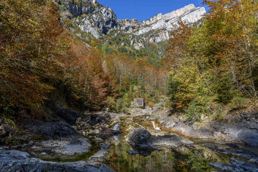 Huesca - parque nacional de Ordesa y Monte Perdido - valle de Añisclo 61 - cañon de Añisclo - rio Aso.jpg